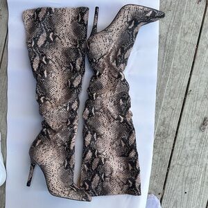 Snake-Print Knee-High Stiletto size 9.5 Boots - Taupe/Black
Jessica Simpson